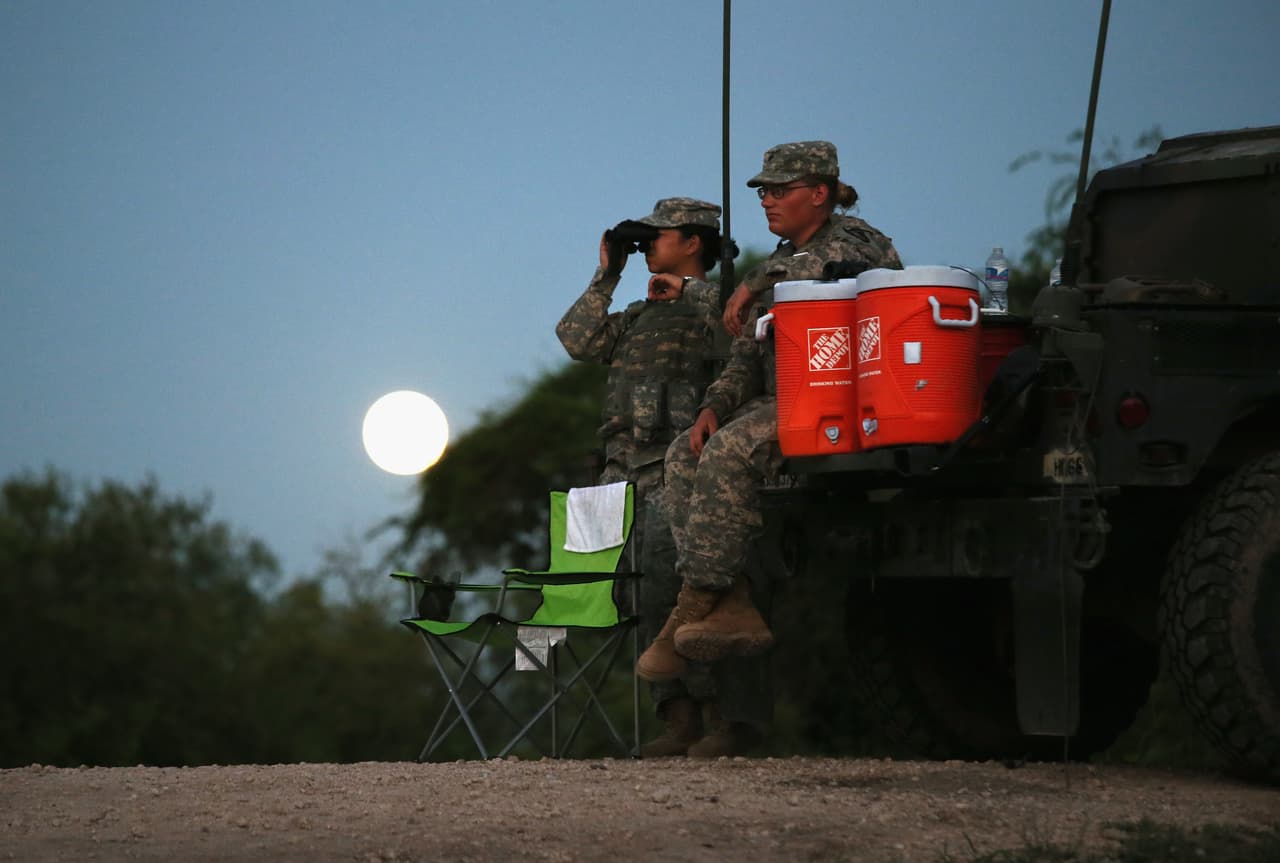 <b>Inspeccionando la frontera. </b>Tropas de la Guardia Nacional de Texas controlan el posible cruce de inmigrantes indocumentados cerca del Río Grande, que marca la frontera entre Estados Unidos y México. Las autoridades del estado sureño dijeron entonces que los soldados servían de "ojos extra" para inspeccionar y reportar actividad sospechosa cerca del río.