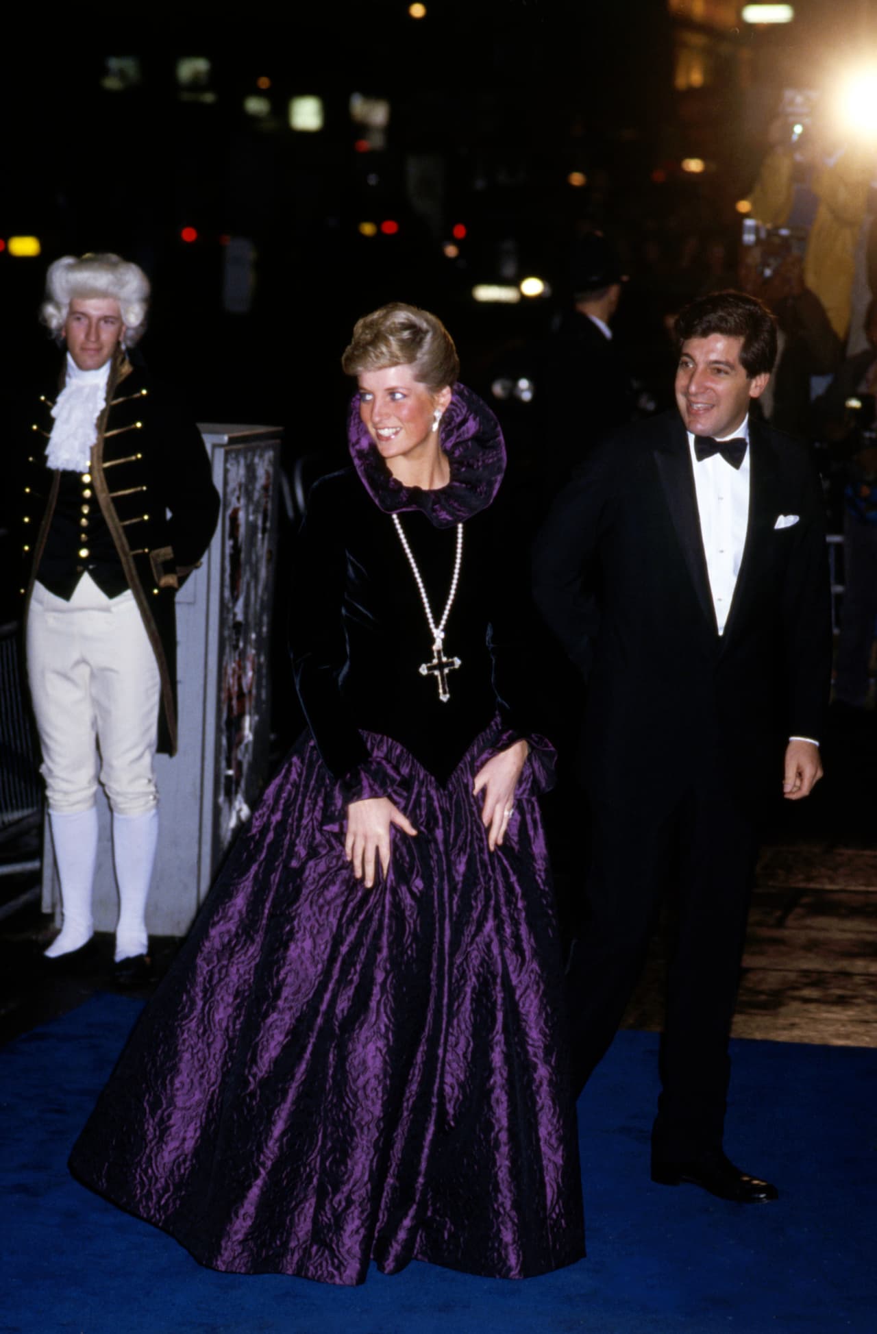 Una de las ocasiones en las que la primera esposa del entonces príncipe de Gales, el actual rey Carlos lll, usó el colgante fue en un acto benéfico en el año 1987. La Cruz de Attallah fue sostenida por un collar de perlas de la colección de joyas de la princesa Diana.