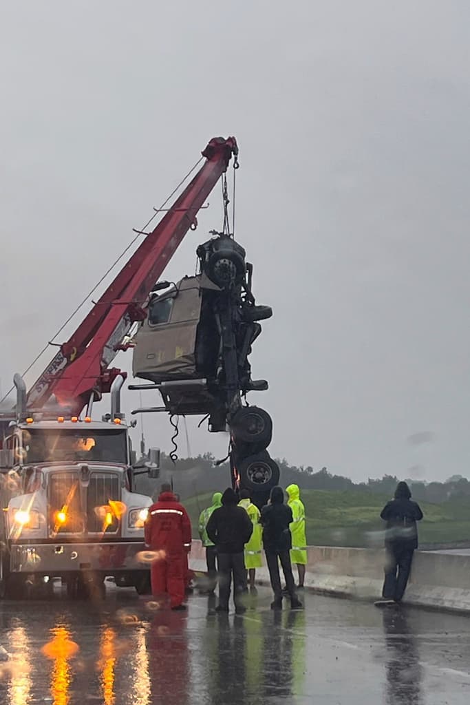 Había advertencias de huracán, tornados, inundaciones, en fin, los riesgos vinculados al paso del 
<b>huracán Debby</b> por el centro y norte de Florida. Este lunes, bajo condiciones adversas, buzos rescataron el cuerpo del conductor a 14 pies de profundidad. Más tarde, se desarrolló un operativo para recuperar la parte frontal del camión del canal donde cayó en Tampa.