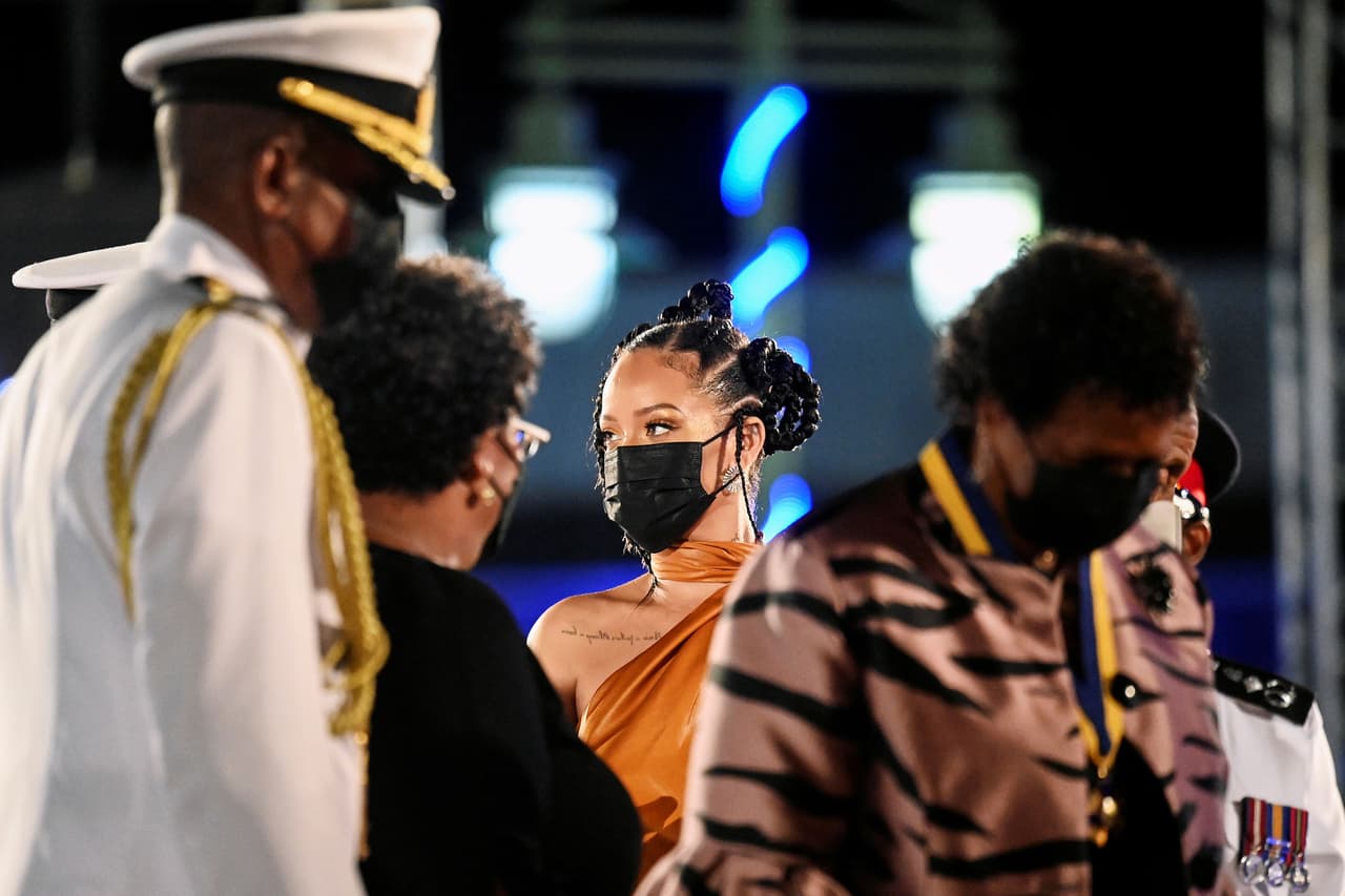 La cantante Rihanna es sin duda la barbadense más conocida en el mundo, y estuvo presente en el acto que convirtió a la pequeña isla donde nació en como república independiente. En una apoteósica ceremonia donde los asistentes estaban protegidos con mascarillas, Barbados dejó de jurar lealtad a la reina Isabel II.