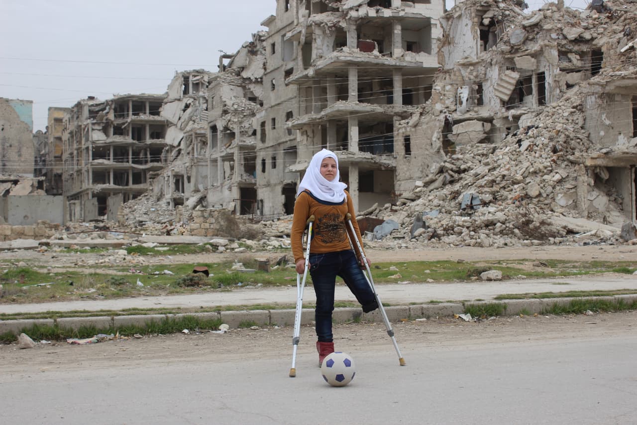 Saja, de 13 años, perdió su pierna en un bombardeo en el barrio Bab Al-Nairab, Alepo, hace más de dos años. También perdió cuatro amigos y sus sueños de ser gimnasta. Más tarde su hermano murió en otro bombardeo y su familia ha sido desplazada varias veces. Ahora quiere participar en las olimpiadas especiales. “Me encanta jugar al futbol, Cuando juego futbol siento que no he perdido nada”. Saja tenía 7 años cuando empezó la guera. 2 de marzo de 2017.