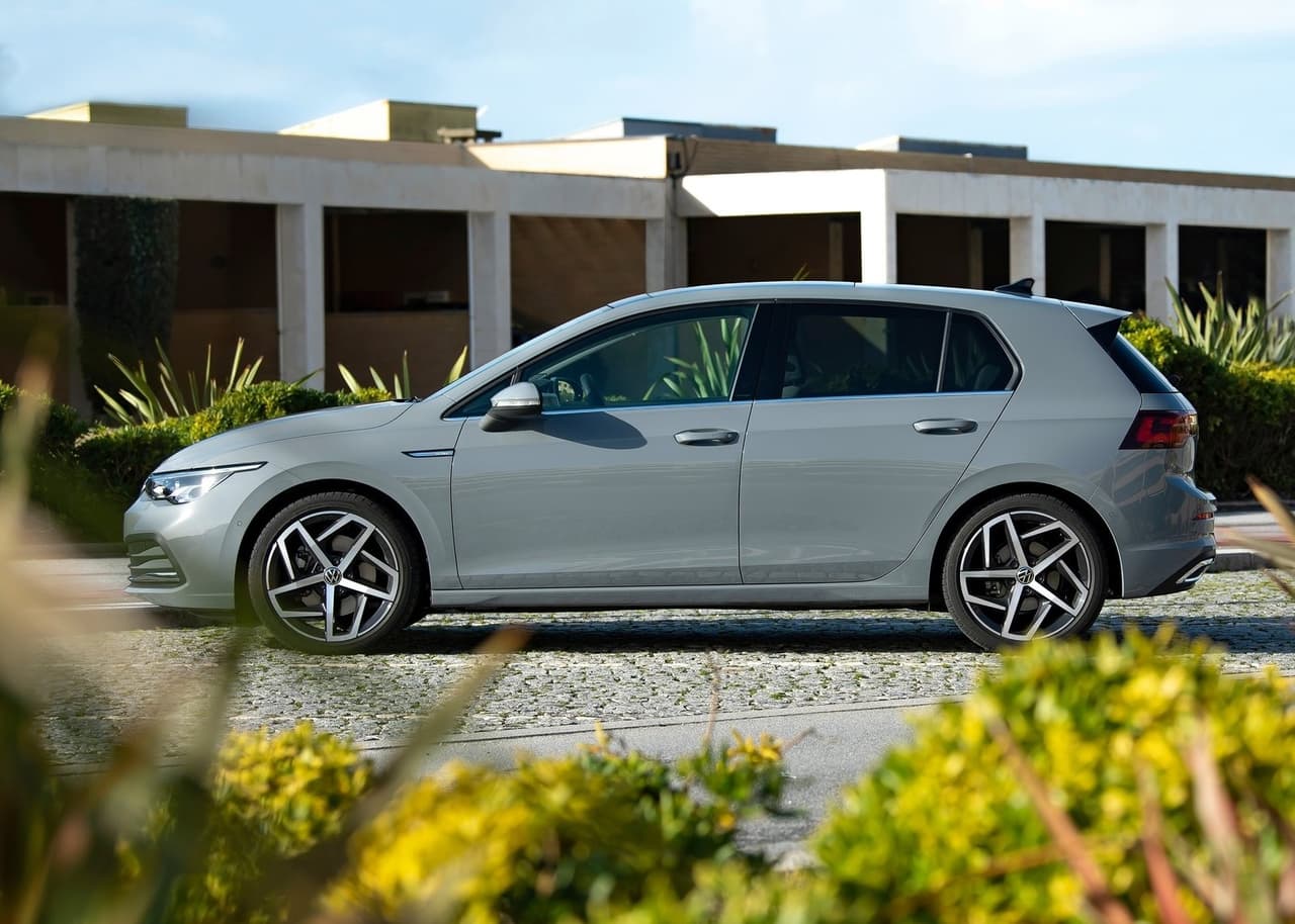 <h3 class="cms-H3-H3"><b>Volkswagen Golf - 33 mpg </b></h3>
<br>
<br>El Volkswagen Golf registra un consumo de 29 mpg en ciudad, 39 mpg en carretera y 33 mpg en trayecto combinado. Su motor es un cuatro cilindros turbo de 147 caballos de potencia asociado a una transmisión manual de seis velocidades. Su precio inicial es de $24,190.
<br>