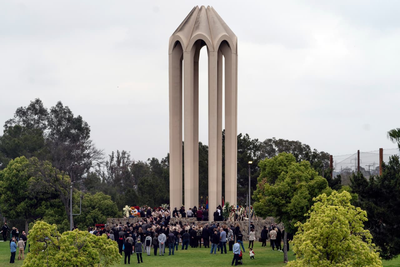 Según Turquía, tanto armenios como turcos murieron en gran número durante la Primera Guerra Mundial y no hubo una política deliberada de genocidio. La cifra de armenios muertos, según Turquía, fue de unos 300,000, pero los armenios, apoyados por muchos historiadores y académicos, afirman que 1.5 millones de personas de su pueblo murieron a manos del Imperio Otomano entre 1915 y 1917.
<br>
<br>