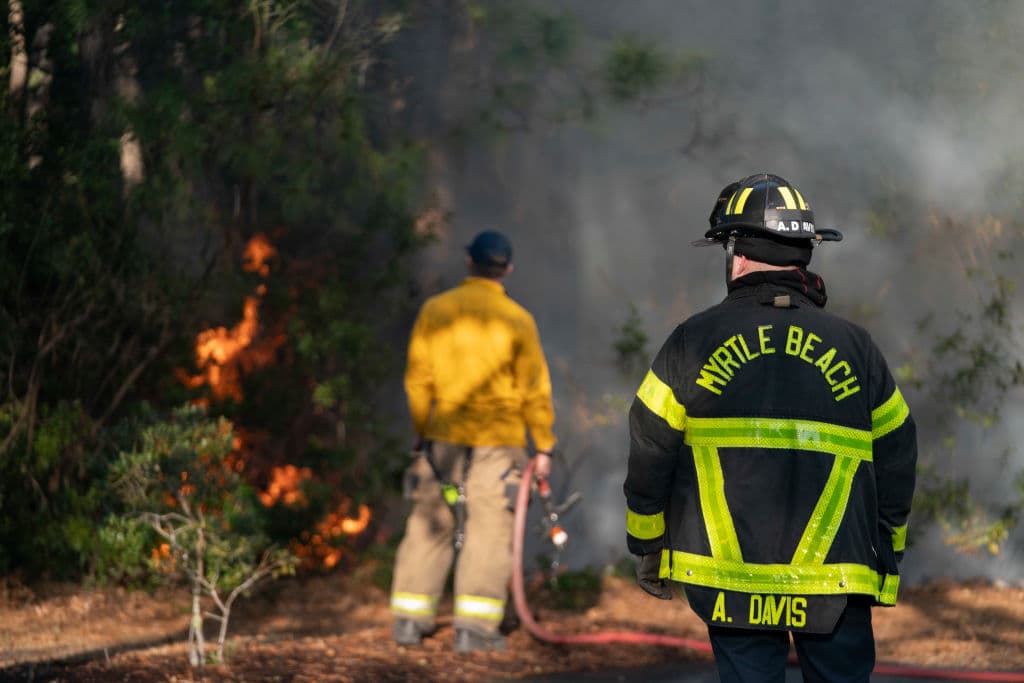 Cientos de bomberos se mantienen activos en la zona forestal adjunta a la costa de Carolina del Sur.