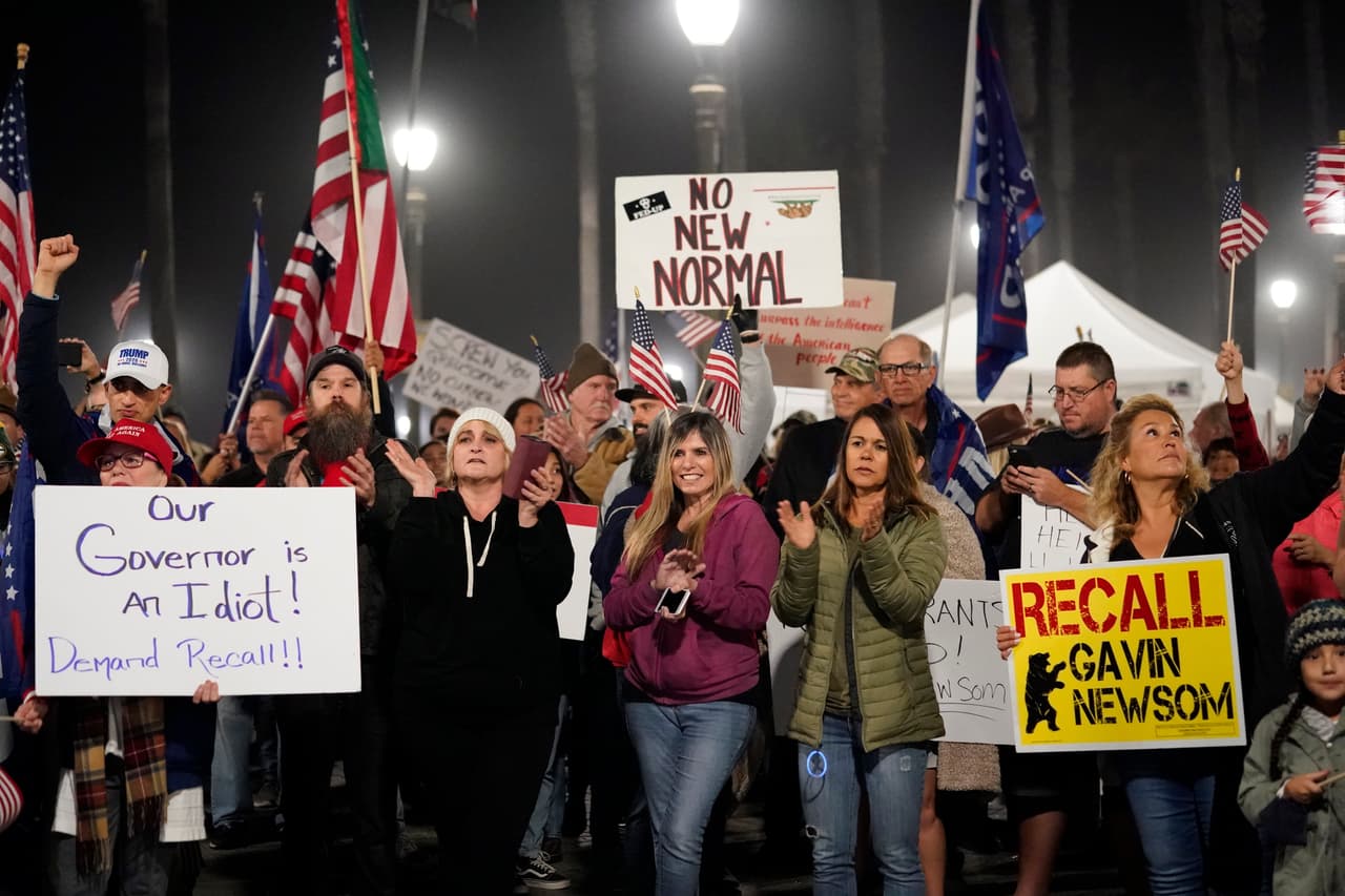 Protestan en el sur de California contra el toque de queda impuesto por el gobernador Newsom