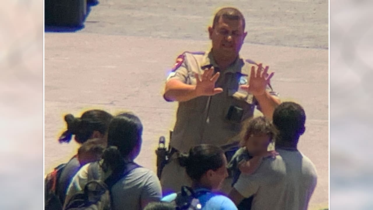Según nuestro periodista en el lugar, los uniformados detenían a las familias, momentos después 
<b>dejaban pasar a los niños y a las mujeres, mientras los hombres eran devueltos</b> ante la impotencia de sus familiares.