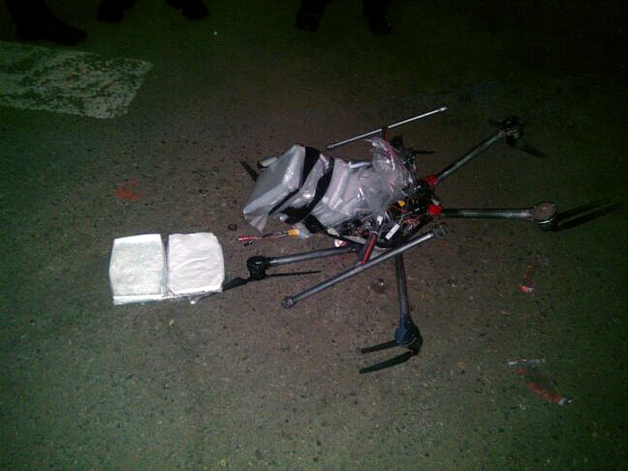 <b>Drones</b>
<br>El muro por sí solo no parece poder defender 
<a href="https://www.washingtontimes.com/news/2017/aug/20/mexican-drug-cartels-using-drones-to-smuggle-heroi/">a los Estados Unidos de que ligeros y silenciosos drones</a> vuelen altísmo por los aires y logren llevar cargamentos de droga. En agosto de 2017, los agentes decomisaron un dron que había cruzado 2,000 yardas al interior del territorio de EEUU cargando con 13 libras de metanfetaminas. 
<br>