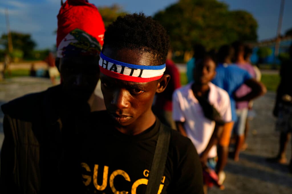 Uno de los migrantes, que viajó con otros miembros de su familia, dijo que habían pagado 4,000 dólares por persona por un lugar en la embarcación.