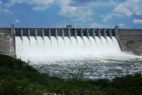 <b>Puesto 2. Coahuila | Almacenamiento: 38%</b>
<br>
<br>Una sequía extraordinaria afecta a Coahuila, donde sus 38 municipios mantienen algún grado de afectación. Una de las presas más afectadas para los ciclos de riego en ese estado es La Fragua, que tiene solo un 28.51% de su capacidad, según el informe diario de almacenamiento de la Conagua con corte al 26 de abril.
<br>
<br>La presa La Amistad (en la imagen), por medio de la cual Estados Unidos y México comparten agua gracias a un 
<a href="https://www.univision.com/noticias/america-latina/la-deuda-de-agua-que-tiene-mexico-con-eeuu-en-medio-de-la-sequia-el-cumplimiento-del-tratado-desata-la-ira-de-campesinos">tratado firmado en 1944</a> y la de mayor tamaño en la entidad, tiene un nivel del 33.69%.