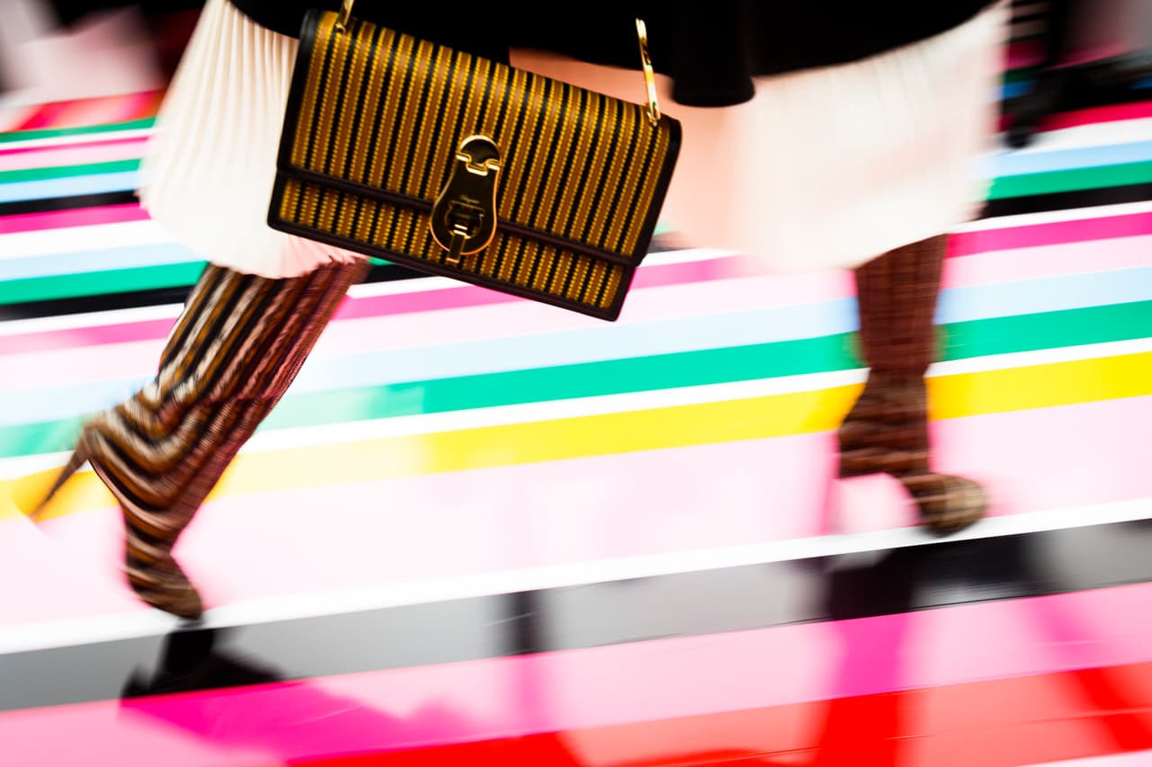 <b>Descuentos en ropa, accesorios y calzado:</b>
<br>Aunque podrás encontrar varias oportunidades durante el Black Friday, 
<b><a href="https://www.dealnews.com/features/black-friday/predictions/apparel/">algunos sitios </a></b>encuentran más atractivas las promociones disponibles en línea durante el Cyber Monday. En cualquiera de los dos casos, estas son algunas opciones.
<br>
<br>
<b><a href="https://shop.nordstrom.com/c/black-friday?jid=J009127&cid=-_-&cm_sp=merch-_-corp_2026_J009127-_-swptcos_corp_P01_details&&origin=header-top-promo">Nordstrom: </a></b>
<br>Ofrece 20% de descuento adicional para compras en línea. El descuento aplica a prendas y accesorios seleccionados a partir del Día de acción de Gracias. 
<br>
<br>
<b><a href="http://oldnavy.gap.com/?tid=onaff8248019&ap=2&siteID=onafcid10455642&cvosrc=affiliate.cj.8248019">Old Navy:</a></b>
<br>Esta tienda tendrá 50% de descuento entre el 22 y 24 de noviembre. 
<br>
<br>
<b><a href="https://www.victoriassecret.com/es/?affid=8248019&vendor=8248019&cm_mmc=AFF-_-CJ-_-VSD_TB_2617611-_-10561721">Victoria's Secret:</a></b>
<br>Aunque esta tienda no ha anunciado sus promociones para esta temporada de descuentos, algunos medios anticipan que tendrá 40% de descuento en prendas seleccionadas y tarjetas de regalo (con un valor de $20 dólares) con compras a partir de $40 dólares. 
<br>