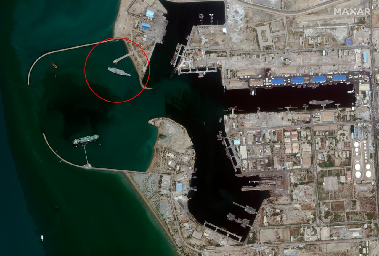 En esta foto satelital del domingo 7 de junio de 2020 proporcionada por Maxar Technologies, se ve un portaaviones falso frente a la costa de Bandar Abbas, Irán.