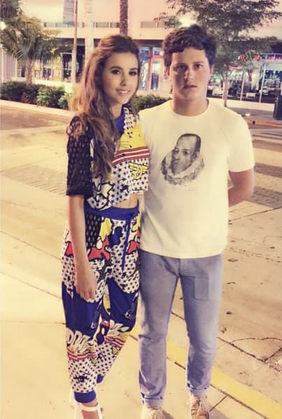Él es Eduardo, y es menor que ella. Es su cómplice y van a muchos eventos juntos. ¿Crees que se parecen?
