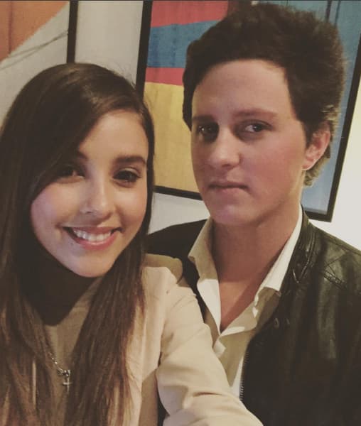 Él es Eduardo, y es menor que 
<b><a href="http://www.univision.com/temas/paulina-goto">Paulina</a></b>. Juntos se convierten en cómplices y van a muchos eventos juntos.