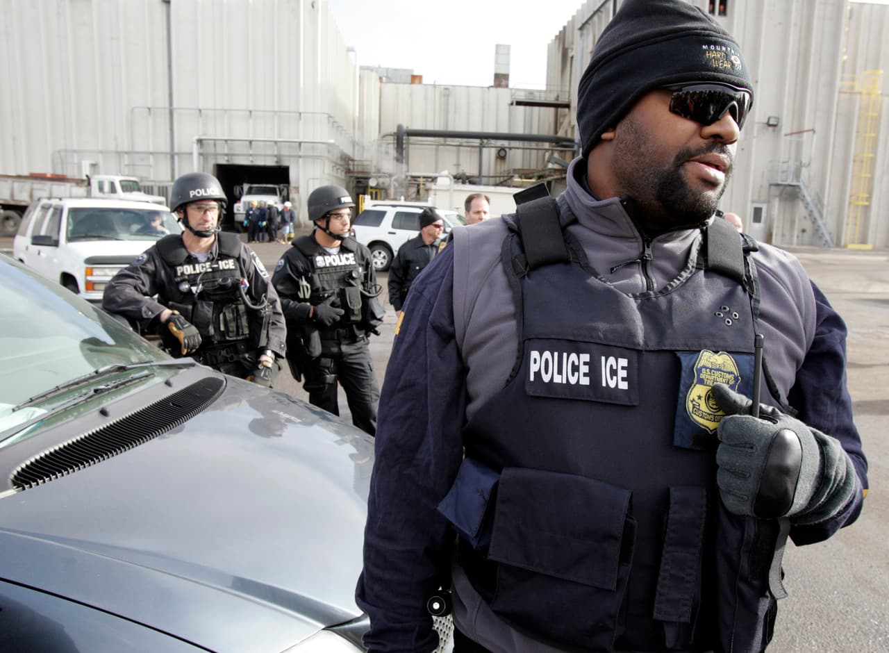 ICE arrestó a más de 142,000 inmigrantes indocumentados en el año fiscal 2022, casi el doble del lapso previo