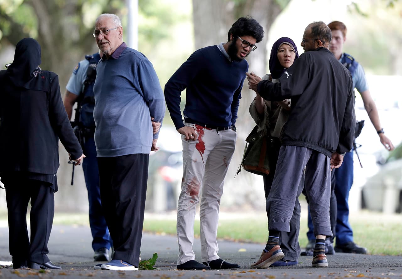 Los ataques tuvieron lugar en esta localidad del la Isla Sur y también dejaron varias decenas heridos graves, declaró la primera ministra Jacinda Ardern. Hablando de un de los "días más oscuros" de este país del Pacífico Sur, denunció una violencia "sin precedentes". 
<br>
<br>Personas observan del otro lado de la calle frente a una mezquita en Christchurch, Nueva Zelanda. Un testigo asegura que varias personas fueron asesinadas dentro de la mezquita.