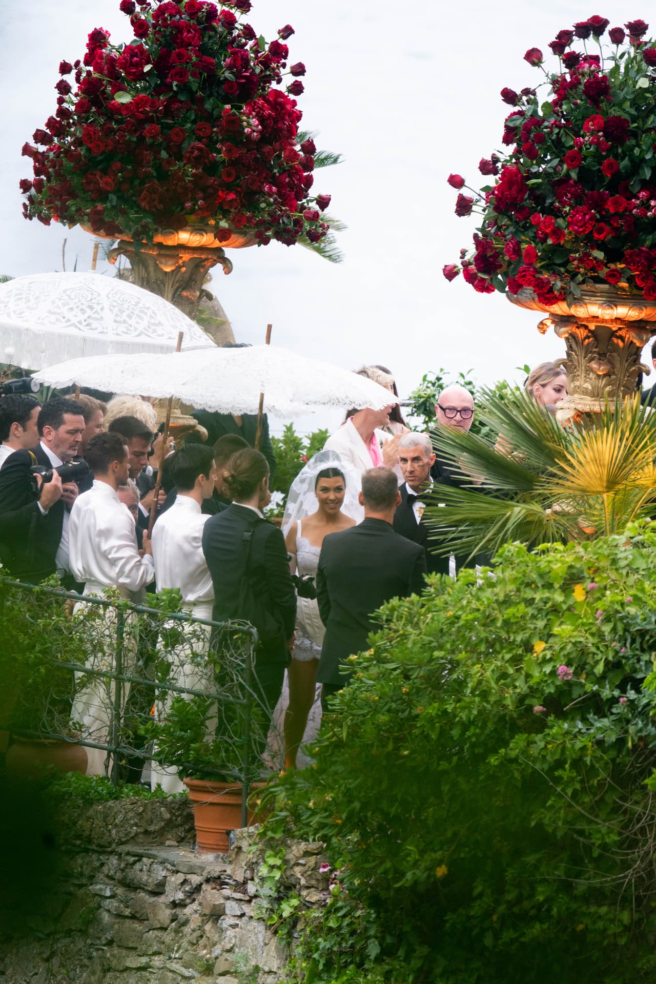 Fue su tercera ceremonia nupcial. La primera se trató de 
<b><a href="https://www.univision.com/famosos/kourtney-kardashian-travis-barker-se-casaron-grammy" target="_blank">una especie de ensayo en Las Vegas</a></b> en abril pasado en donde se presentaron en una de las famosas capillas de esa ciudad, pero sin licencia de matrimonio. 
<br>