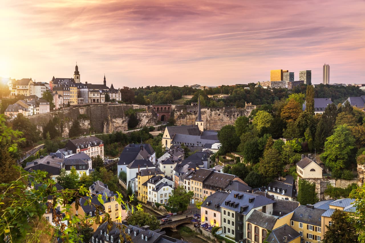<b>Puesto 8. Luxemburgo. </b>Es uno de los países más pequeños del mundo, en extensión y población (600,000 personas), sin embargo su exitosa economía basada en el comercio genera uno de los INB más altos del mundo: 65,101 dólares. Las mayores exportaciones del país son automóviles, petróleo y diamantes. La esperanza de vida en este país es de 82.7 años.