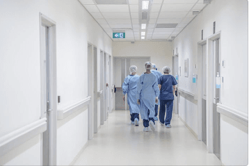 Las personas que no deban ir a un hospital, no lo hagan. Eviten asistir a estos lugares y en caso de que deba ir, mantenga la distancia con el paciente de al menos seis pies.