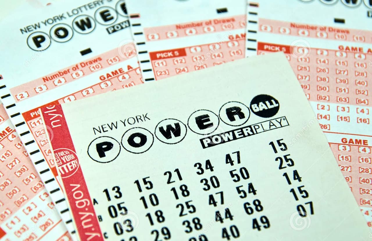 <b>Alcanzamos el segundo lugar con 1.590 millones de dólares</b>, el premio mayor de Powerball del 13 de enero de 2016. Hubo tres boletos ganadores: uno comprado en California, otro en Tennessee y el último en Florida. 
<b>El total se dividió en tres partes iguales.</b>