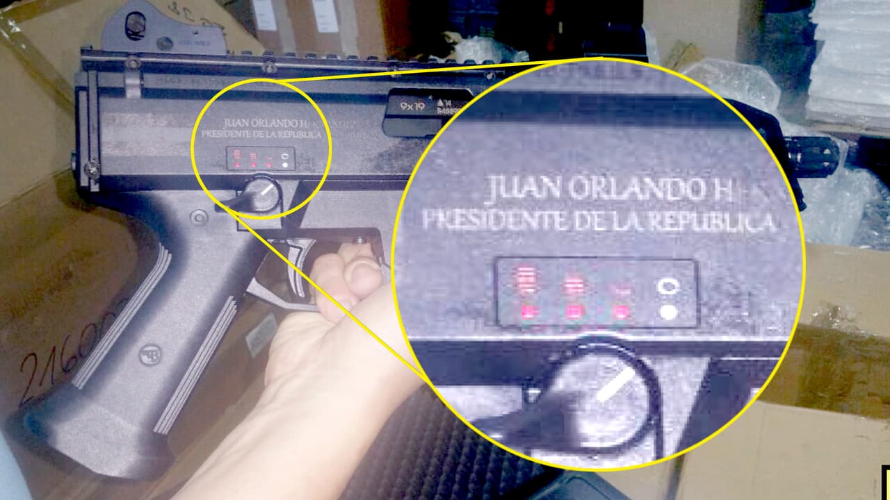 Exhibición de prueba #203-R4 en el caso de tráfico de drogas contra 'Tony' Hernández en Nueva York: un arma supuestamente llevada por el hermano del presidente, en relieve con la bandera hondureña y el nombre de su hermano, el presidente Juan Orlando Hernández. La foto fue encontrada en el teléfono de 'Tony' Hernández después de su arresto, de acuerdo con la fiscalía. "Esta foto del teléfono del acusado es la encarnación del narcotráfico patrocinado por el estado", dijo el fiscal Emil Bove.