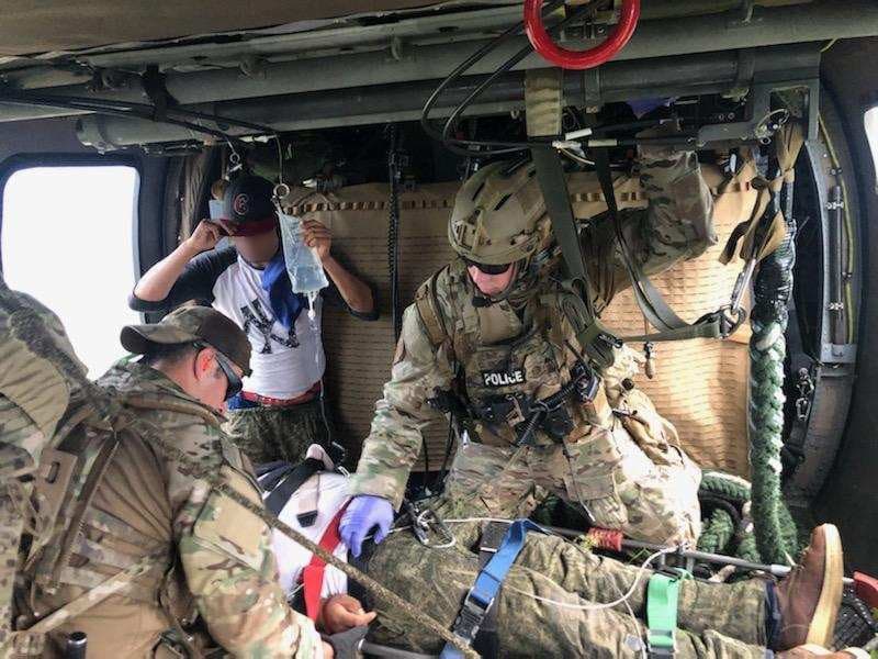 Agentes del equipo de Búsqueda y Rescate (BORSTAR) rescataron a dos ciudadanos mexicanos que cruzaron la frontera al oeste de Nogales. Uno de los migrantes, de 27 años, fue transportado a un hospital de Tucson para ser tratado por deshidratación severa.
