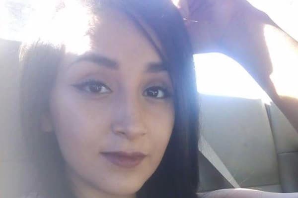 A sus 20 años, 
<b>Alani Murrieta</b> gozaba de buena salud. Sin embargo, 
<a href="https://www.univision.com/arizona/ktvw/noticias/muertes/le-diagnosticaron-gripe-y-la-enviaron-a-casa-dos-dias-despues-murio-de-neumonia">no sobrevivió tras ser diagnosticada con gripe </a>en Phoenix, Arizona. La mujer, que era madre de dos niños pequeños, comenzó a sentirse mal y en su trabajo le recomendaron ir a casa a descansar. El malestar persistió, fue a un centro de salud donde determinaron que tenía gripe y le recetaron el tratamiento. Pero al dia siguiente, el 28 de noviembre, falleció al complicarse con neumonía.