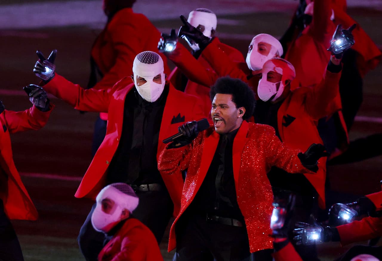 El cantante usa esos vendajes como una representación "de la cultura absurda de las celebridades de Hollywood y las personas que se manipulan a sí mismas, por razones superficiales, para complacer y ser validadas".