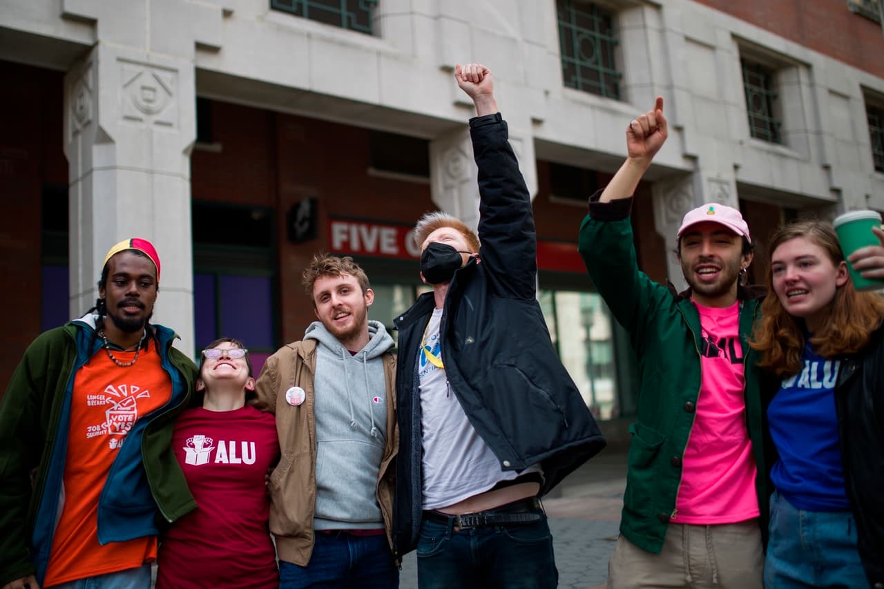 De salarios bajos hasta arrestos: las condiciones por las que trabajadores de Amazon crearon un sindicato en Nueva York