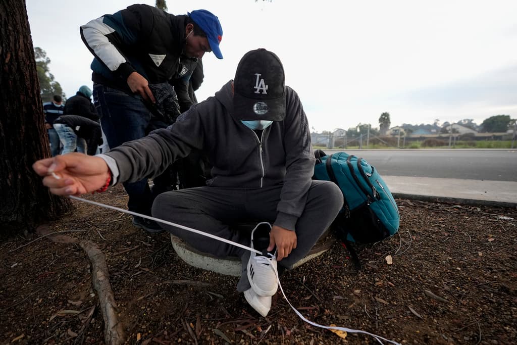 Una vez los autobuses partían, inmigrantes como estos dos ecuatorianos, tomaban su tiempo para prepararse antes de tomar otro rumbo.