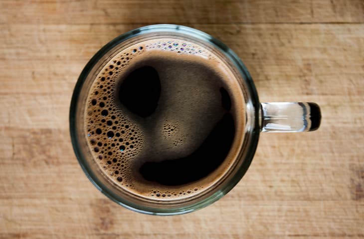 Estudio sugiere que beber muchas tazas de café (¡hasta 25!) no es perjudicial para el corazón