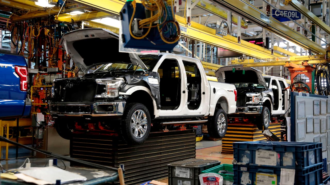 La industria automotriz no se ha salvado de sentir los dramáticos efectos ocasionados por la 
<a href="https://www.univision.com/carros/gm-camionetas-pickups-menor-eficiencia-combustible-escasez-chips" target="_blank">falta de chips semiconductores</a> a nivel mundial. Grandes fabricantes se han visto obligados a pausar la producción de sus vehículos, incluyendo algunos de sus modelos de más alta demanda, tales como la Ford F-150 y la Nissan Rogue, entre otros.
<br>
<br>Encuentra a continuación la lista de los fabricantes y modelos que se han visto afectados por esta situación que se desconoce hasta cuándo durará.