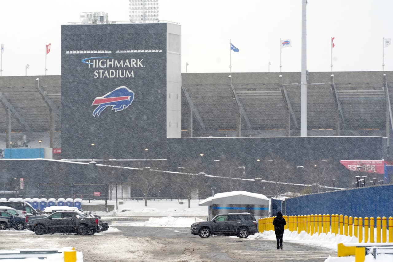¿Será que lograrán limpiar toda la nieve antes del partido? 
<br>