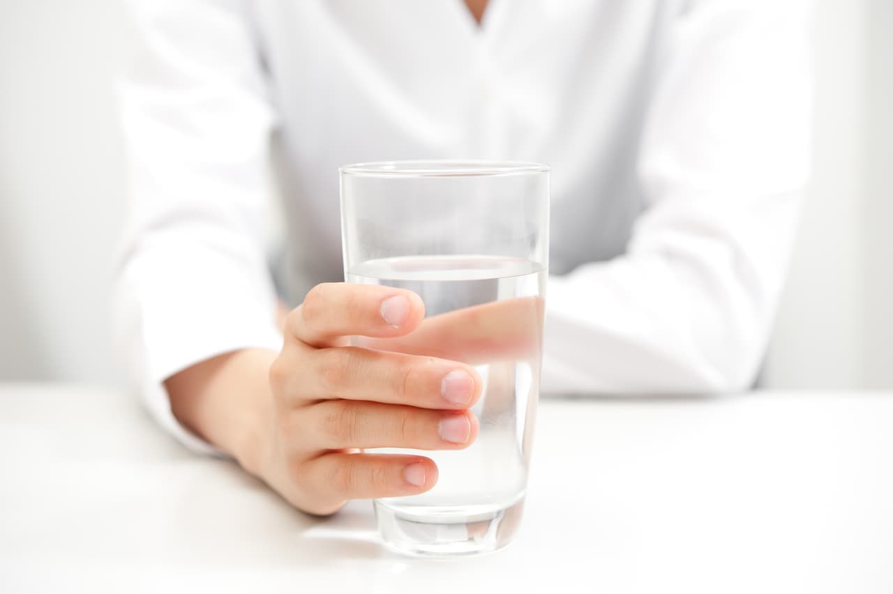 El vaso con agua y el papel debes colocarlo en un lugar alto de tu casa.