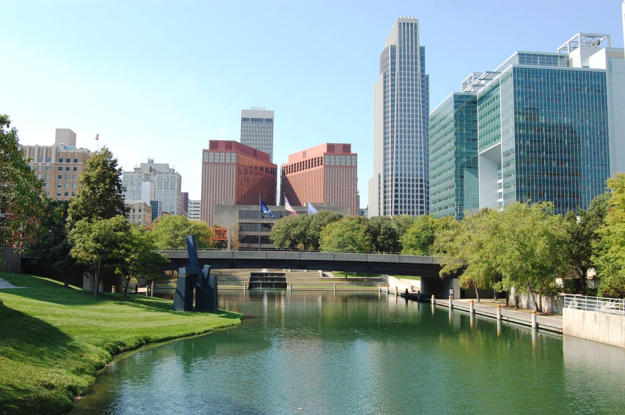 <b>Puesto 27: Omaha, Nebraska.</b> La tasa de desempleo antes del coronavirus en esta ciudad era de 2.9%, 0.6 puntos porcentuales por debajo de la tasa nacional. El costo de vida de Omaha es 7.9% más bajo que el promedio nacional.
<br>