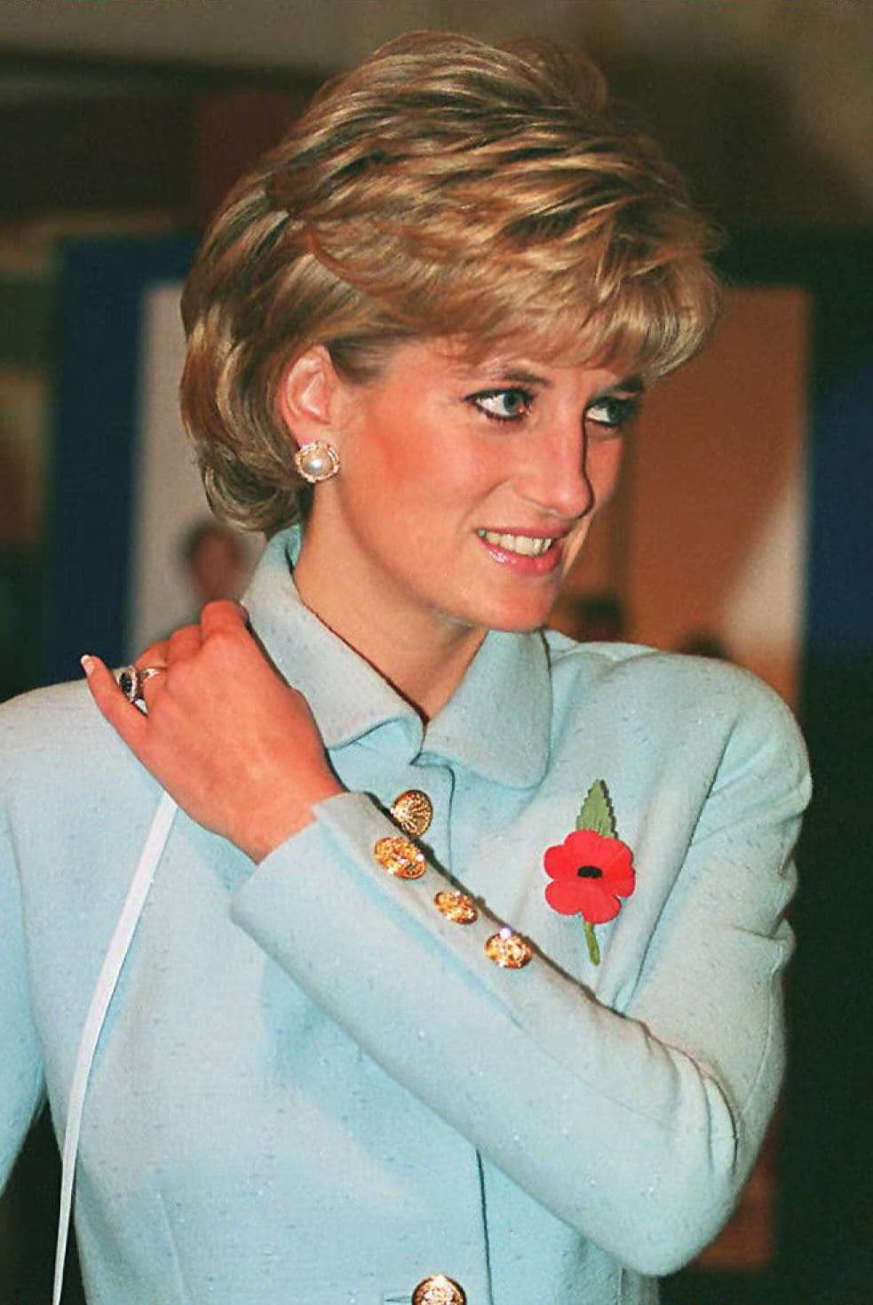 En 1981, para formalizar su compromiso el príncipe Carlos le entregó a Lady Di un anillo de zafiro de 18 kilates en color azul intenso, rodeado de pequeños diamantes.