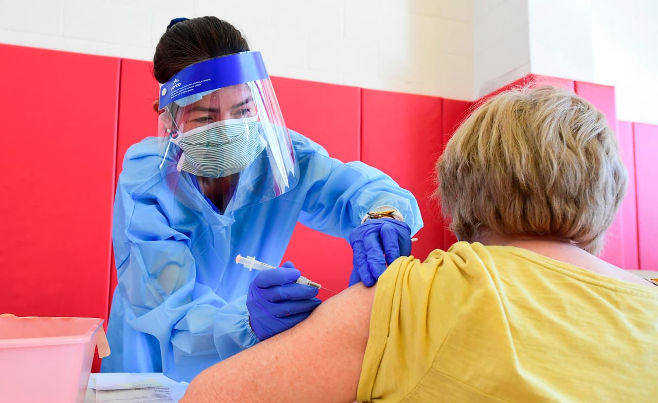 Los trabajadores de la salud elegibles 
<b>deben tener documentos de verificación</b>, que incluyen una credencial de trabajador de la salud con una foto o una licencia profesional y una identificación con foto (ID), o una carta firmada por un empleador y una identificación con foto, o un talón de pago de un proveedor de atención médica.