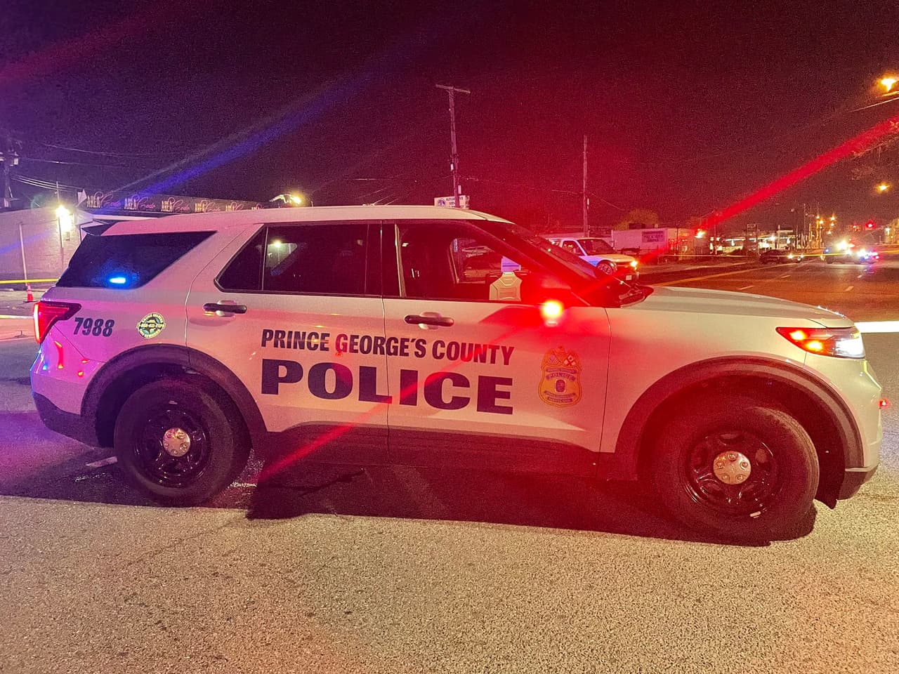 Según el 
<a href="https://twitter.com/PGPDNews/status/1640624442140180482">Departamento de Policía del Condado de Prince George</a> estos respondieron a un tiroteo en el parqueadero de 
<b>Area Code Gentlemen's Club</b>, anteriormente conocido como Mustang's, ubicado en la 
<b>cuadra 2400 de Chillum Road en la parte no incorporada de Hyattsville</b>, alrededor de las 
<b>12:40 am.</b>
