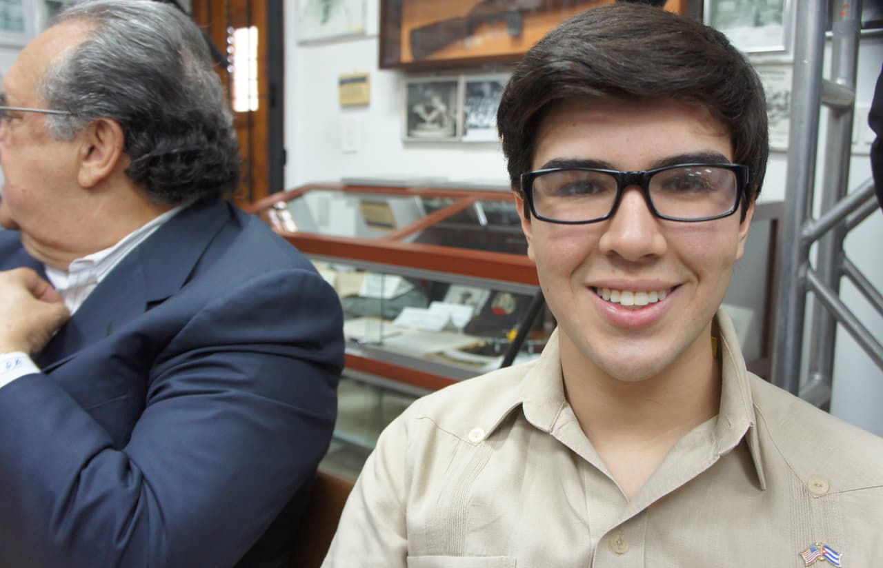Pese a que la mayoría de los participantes en el encuentro con Trump rondaban los 80 años, entre el público estaba Rey Anthony, un estudiante de Ciencias Políticas de 20 años. Nieto de exiliados cubanos, considera a los veteranos de Bahía Cochinos unos "héroes". Y aunque dice que no era su primera opción, no duda que apoyará a Trump porque defiende los valores republicanos en los que cree.