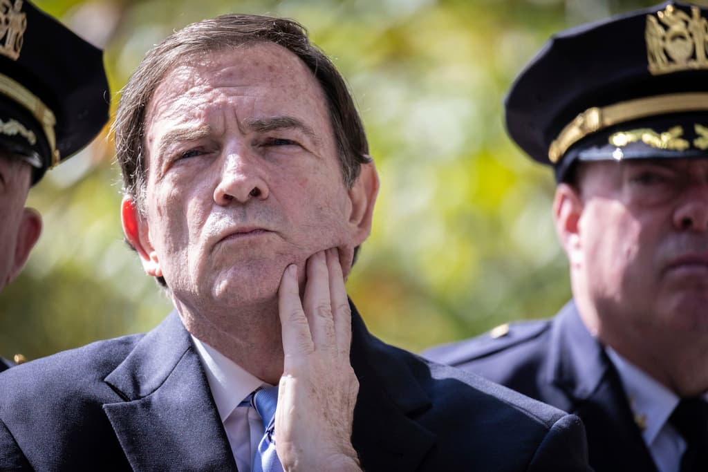 <b>Thomas Donlon (comisionado interino de policía):</b> 
<a href="https://www.univision.com/local/nueva-york-wxtv/jefe-policial-nueva-york-investigacion-federal-registro-domicilios" target="_blank">Su casa fue registrada y se confiscaron materiales no relacionados con su trabajo policial,</a> posiblemente documentos clasificados de su tiempo en el FBI. Donlan confirmó el registro y mencionó que los materiales habían estado en su posesión durante 20 años.
