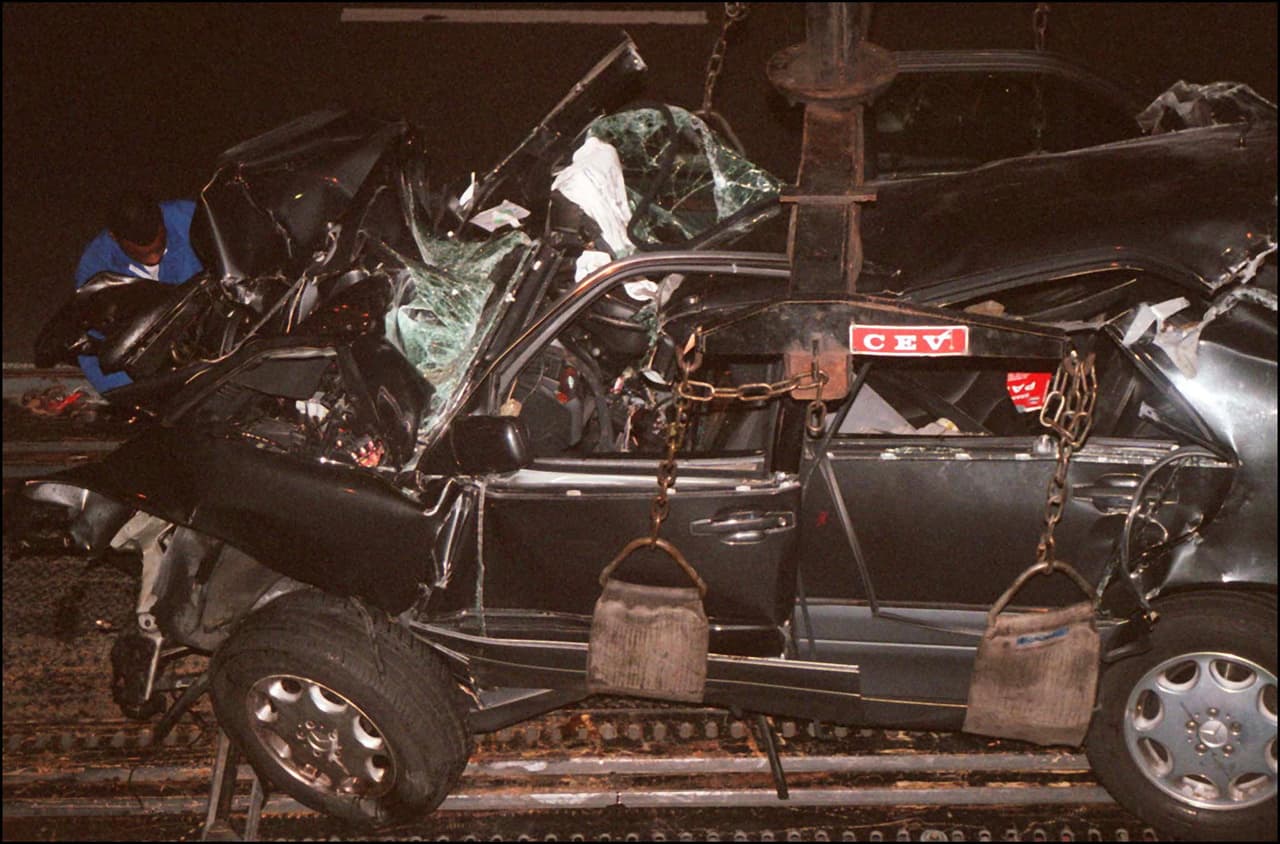 El 31 agosto de 1997, exactamente un año despúes de su divorcio, Diana Spencer murió en un trágico accidente de tránsito en Paris, mientras era perseguida por un grupo de paparazzis. En la carrera por escapar de los periodistas el conductor del vehículo en el que iba Diana y su novio, Dodi al Fayed, perdió el control y se estrelló contra la columna de un tunel en la capital francesa. Todos fallecieron en el accidente. Diana tenía 36 años.