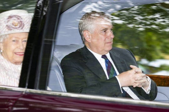 <b>El Duque de York, el príncipe Andrés,</b> fue amigo de Epstein desde principios de la década de 1990. Los dos fueron vistos juntos en una fiesta en St Tropez y Tailandia. El príncipe 
<a href="https://www.independent.co.uk/news/uk/home-news/prince-andrew-grope-young-woman-breast-court-documents-a9051001.html">fue acusado de manosear a una mujer en la casa de Jeffrey Epstein</a>. Los documentos, que datan del 2015, fueron liberados un día antes de que el financiero fuera encontrado muerto en su celda el sábado, mientras esperaba juicio por tráfico sexual.