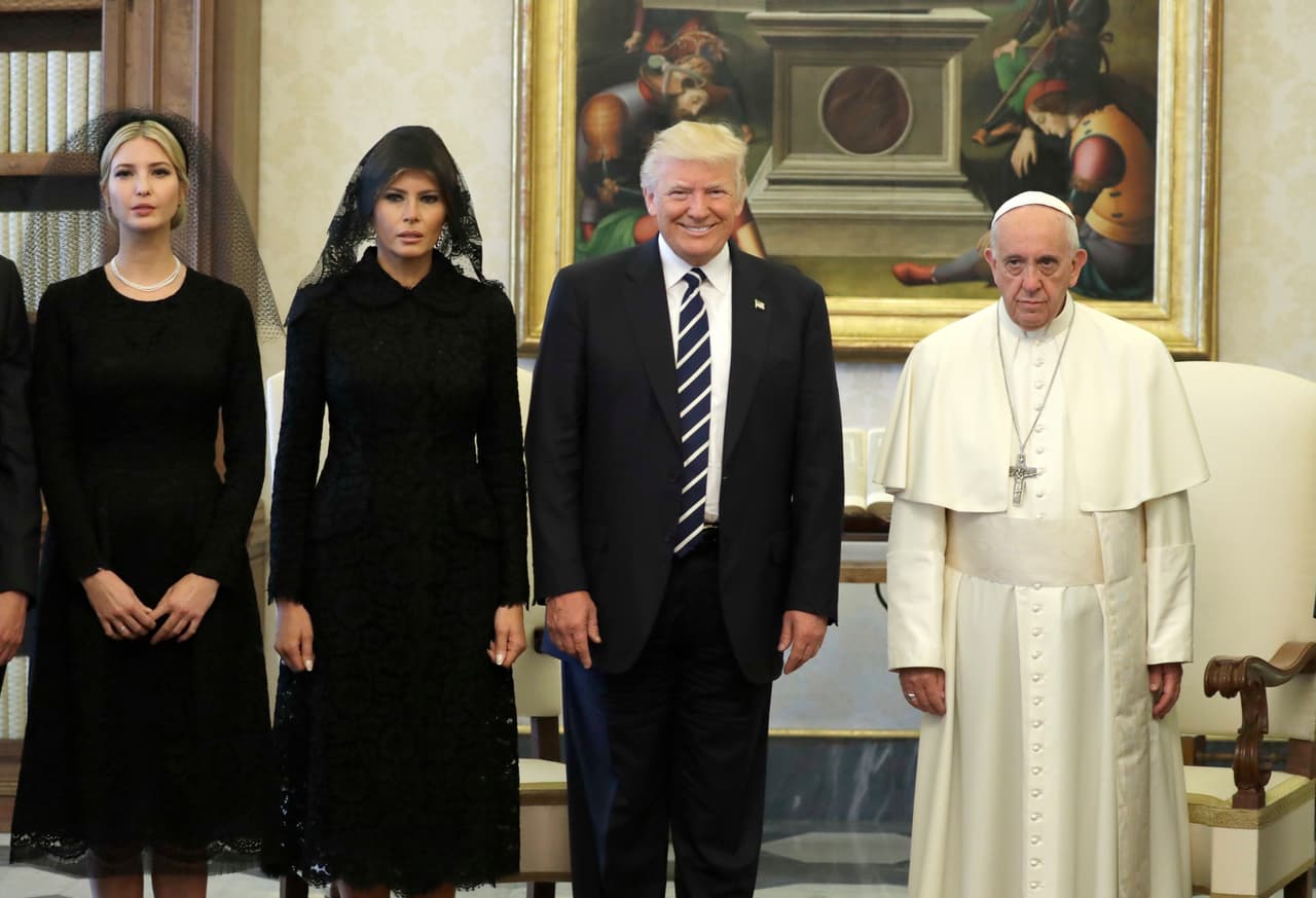 <b>Mal humor</b>. 
<b><a href="http://www.univision.com/noticias/politica/trump-y-el-papa-francisco-superan-su-pelea-retorica-de-la-campana-tras-un-fantastico-encuentro-en-el-vaticano">El papa recibió a Donald Trump en el Vaticano</a></b> el 24 de mayo de 2017, tras un pasado reciente de notorias discrepancias. La foto más recordada de este evento es la que muestra a un risueño Trump junto a los rostros serios de su esposa Melania, su hija Ivanka y del propio Francisco, cuando posaban para la imagen oficial del encuentro.