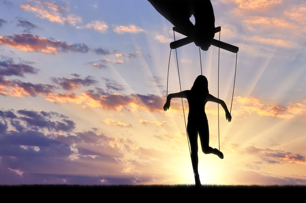 Mucho cuidado puesto que podrían acercarse personas que se aprovechen de tu buena voluntad y de tu sensibilidad. Hay un peligro, si en el pasado has tenido adicciones al alcohol o a las drogas debes cuidarte mucho ya que tu voluntad tiende a volverse algo frágil. 
<br>