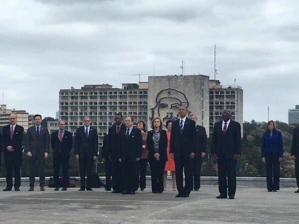 Una foto histórica en la que el presidente, Barack Obama, posa durante su visita en Cuba con la imagen del Che Guevara de fondo.