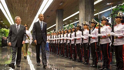 Raúl Castro y Barack Obama caminan juntos durante el recibimiento del mandatario americano en Cuba.