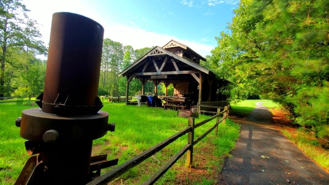 Sin duda uno de sus principales atractivos 
<a href="https://www.univision.com/local/atlanta-wuvg/red-top-mountain-state-park-parques-pintorescos-llenos-aventuras-georgia-fotos"><b>son sus más de 15 millas de senderos</b></a>.
