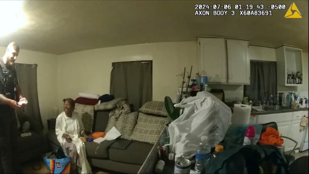 En esta imagen del video provisto por la Policía Estatal de Illinois, se observa a 
<b>Sonya Massey</b>, segunda desde la izquierda, mientras 
<b>interactuaba con Grayson</b>, a la 1:19 de la mañana del sábado 6 de julio. El vicealguacil del condado de Sangamon le pedía que le mostrara una identificación. La mujer de 36 años había 
<b><a href="https://www.univision.com/local/chicago-wgbo/sonya-massey-llamo-911-termino-muerta-policia-sean-grayson" target="_blank">llamado al 9-1-1</a></b>, cerca de media hora antes, para denunciar la presencia de alguien 
<b>merodeando por el vecindario</b>.