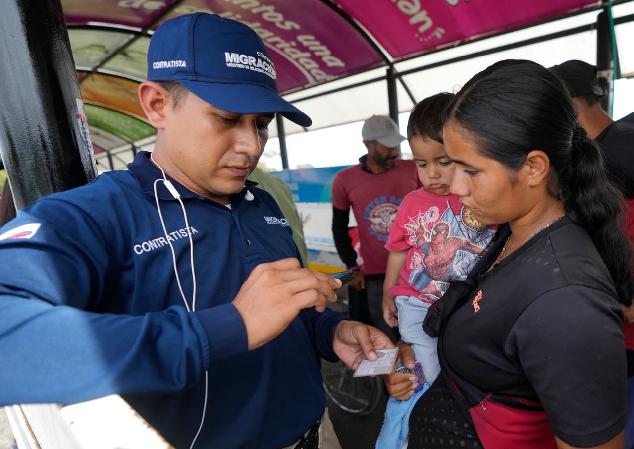 Javier Pabón, presidente de la Junta Directiva de la Cámara de Comercio de Cúcuta, señaló a AP que la apertura comercial de la frontera puede desincentivar el contrabando debido a que los empresarios preferirían exportar sus productos legalmente con todas las garantías.
<br>