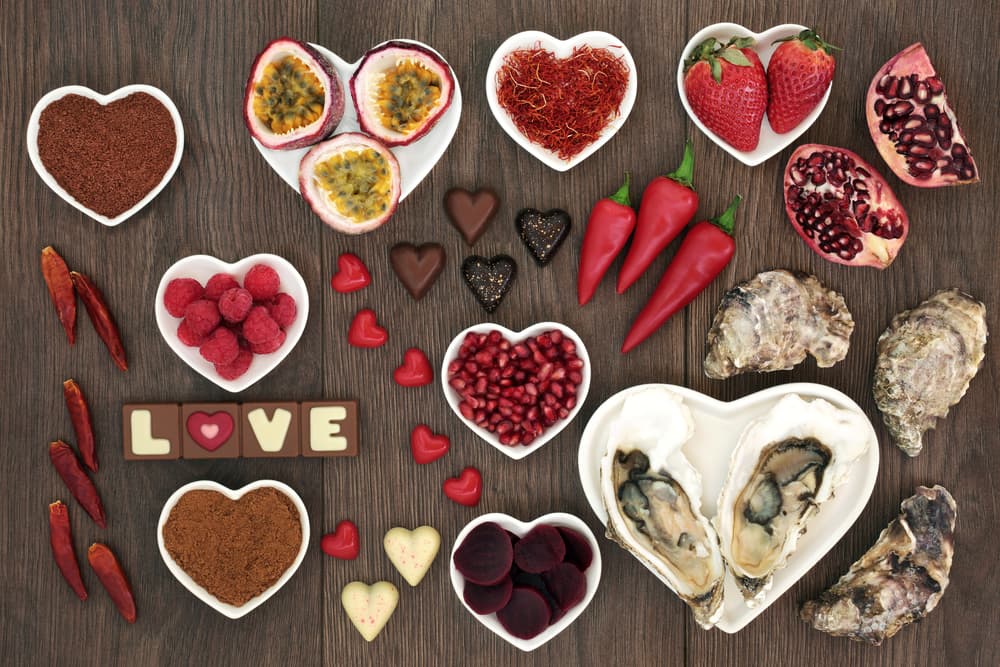 Y aunque hay afrodisíacos famosos como las ostras o fresas como chocolate, podemos separarlos conforme al efecto que tienen con determinadas personas, por lo que nos vamos a ayudar por la personalidad de cada signo del zodiaco.