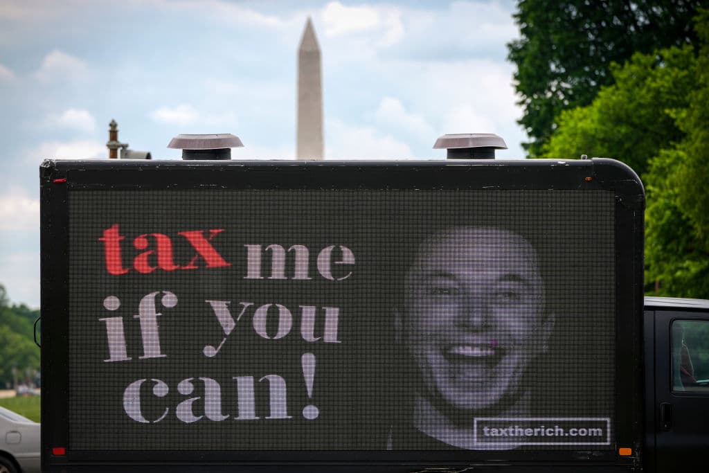Esta venta fue impulsada por una encuesta de Twitter que Musk publicó en un ataque de resentimiento por las propuestas de los senadores liberales de imponer impuestos a los multimillonarios.